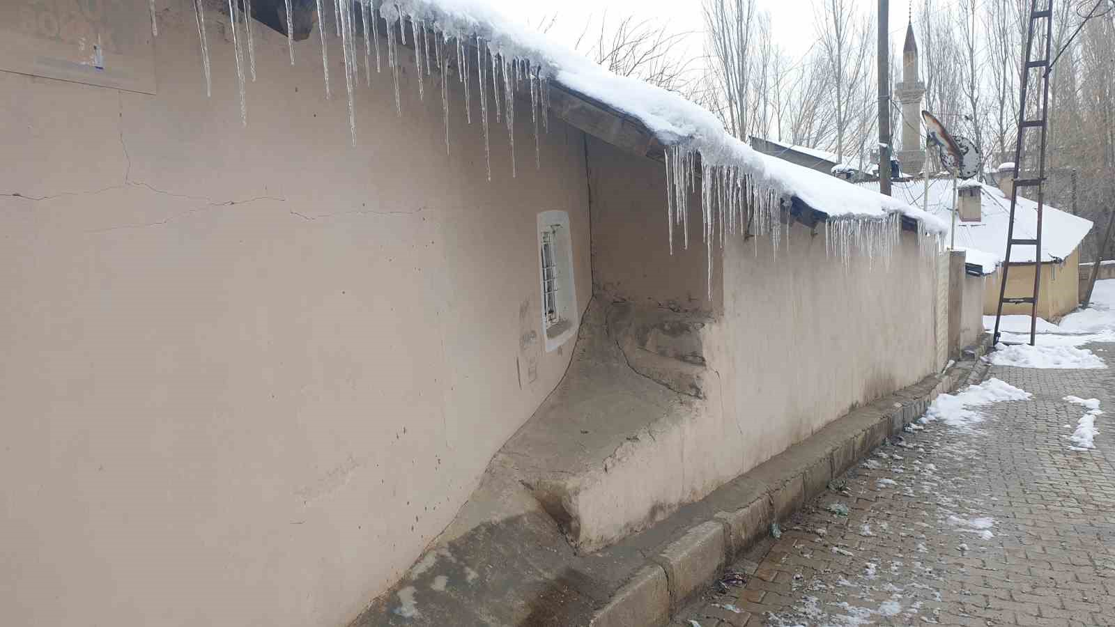 Başkale baharda dondu