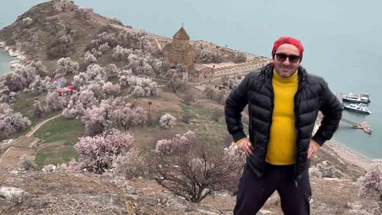 Galatasaray bayrağı Akdamar Adası’nda dalgalandı