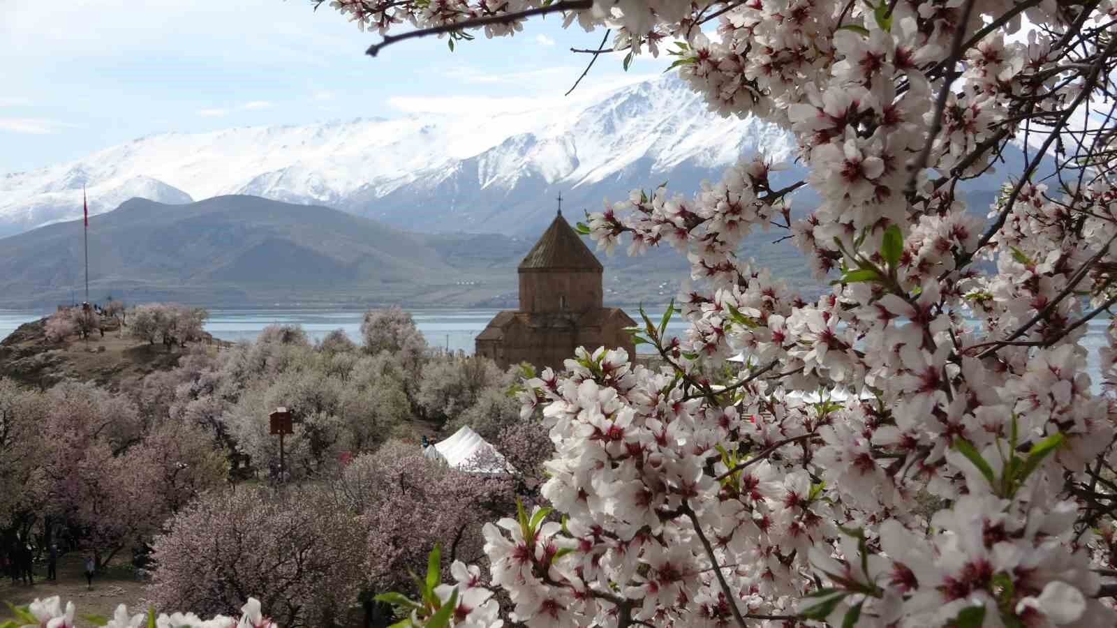 Galatasaray bayrağı Akdamar Adası’nda dalgalandı