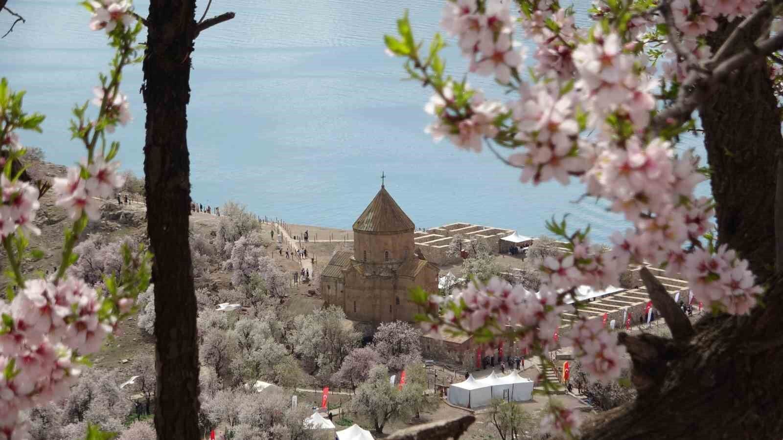 Galatasaray bayrağı Akdamar Adası’nda dalgalandı
