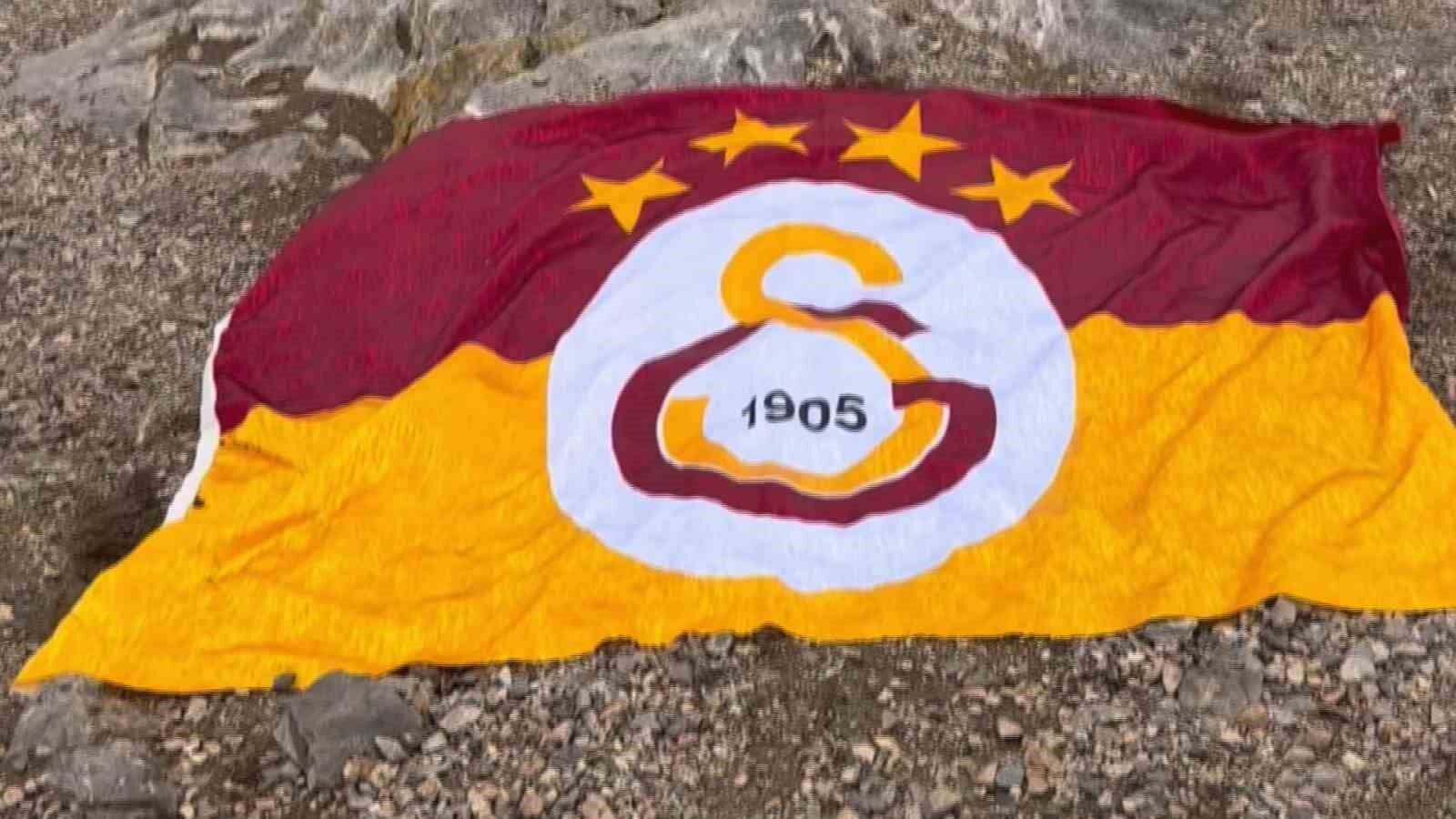 Galatasaray bayrağı Akdamar Adası’nda dalgalandı