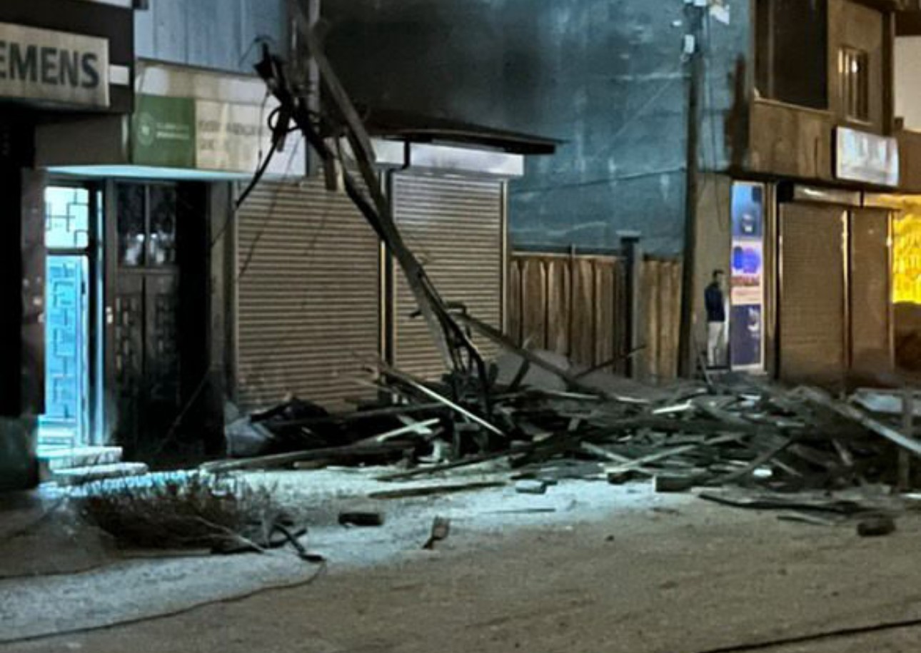 Hakkari’de şiddetli fırtına yıkıp geçti: 69 çatı zarar gördü