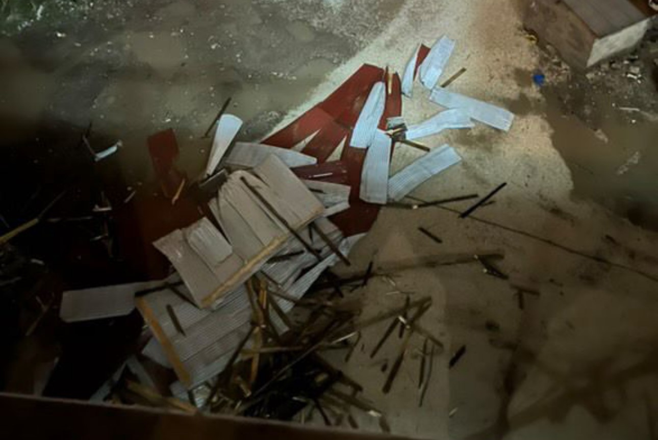 Hakkari’de şiddetli fırtına yıkıp geçti: 69 çatı zarar gördü