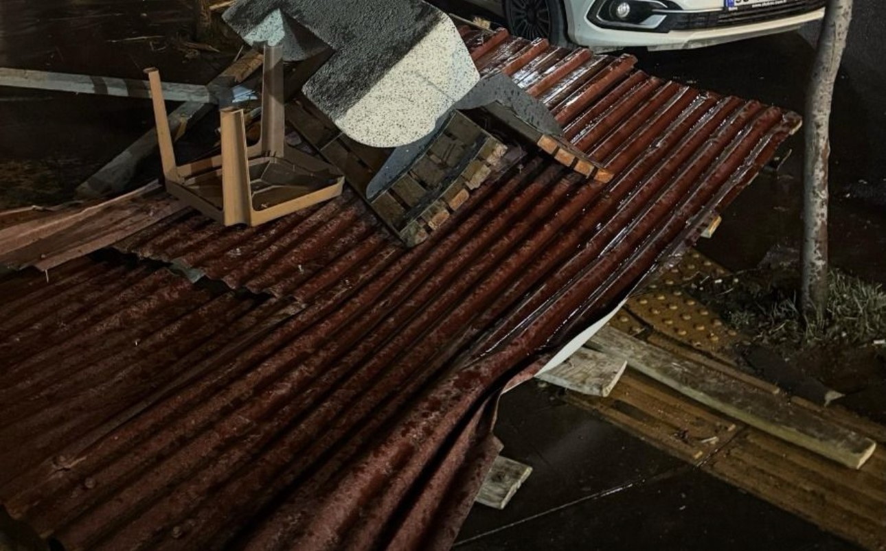 Hakkari’de şiddetli fırtına yıkıp geçti: 69 çatı zarar gördü