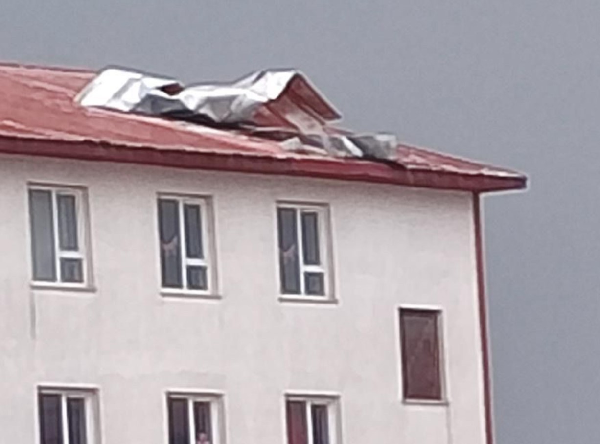 Hakkari’de şiddetli fırtına yıkıp geçti: 69 çatı zarar gördü