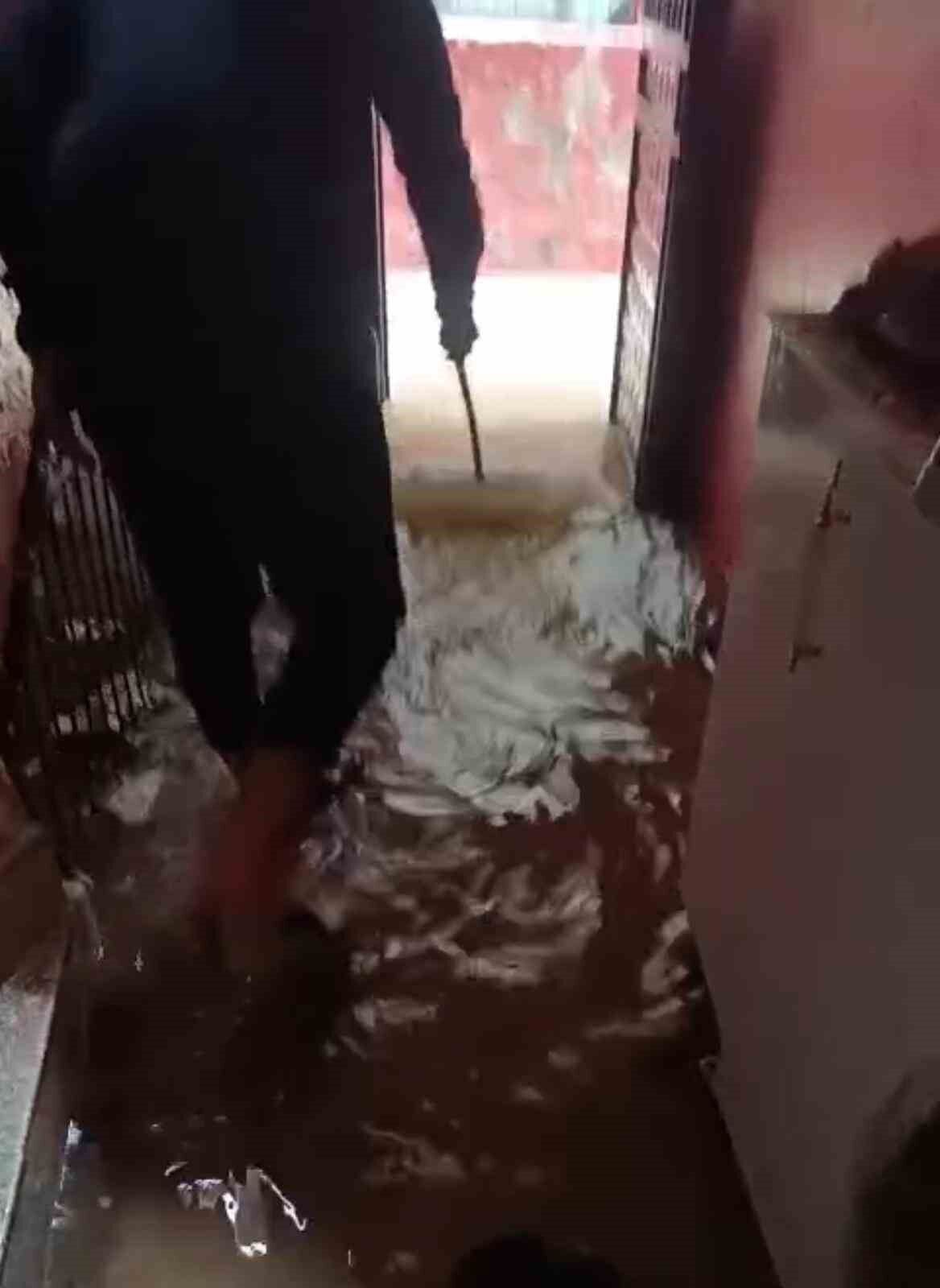 Her yağmurda evini su basan vatandaş belediyeye isyan etti