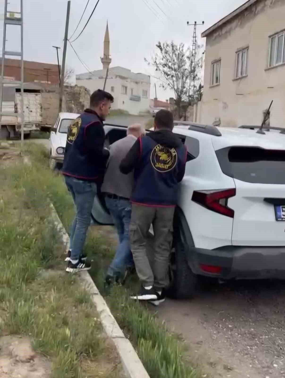 49 yıl hapisle aranan şahıs JASAT’ın takibi sonucu yakalandı