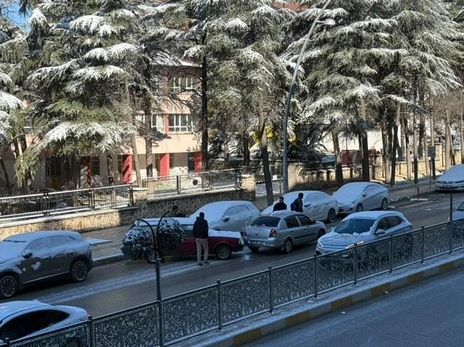 Elazığ’da gece etkili olan kar yağışı sabah kazalara neden oldu: 3 yaralı