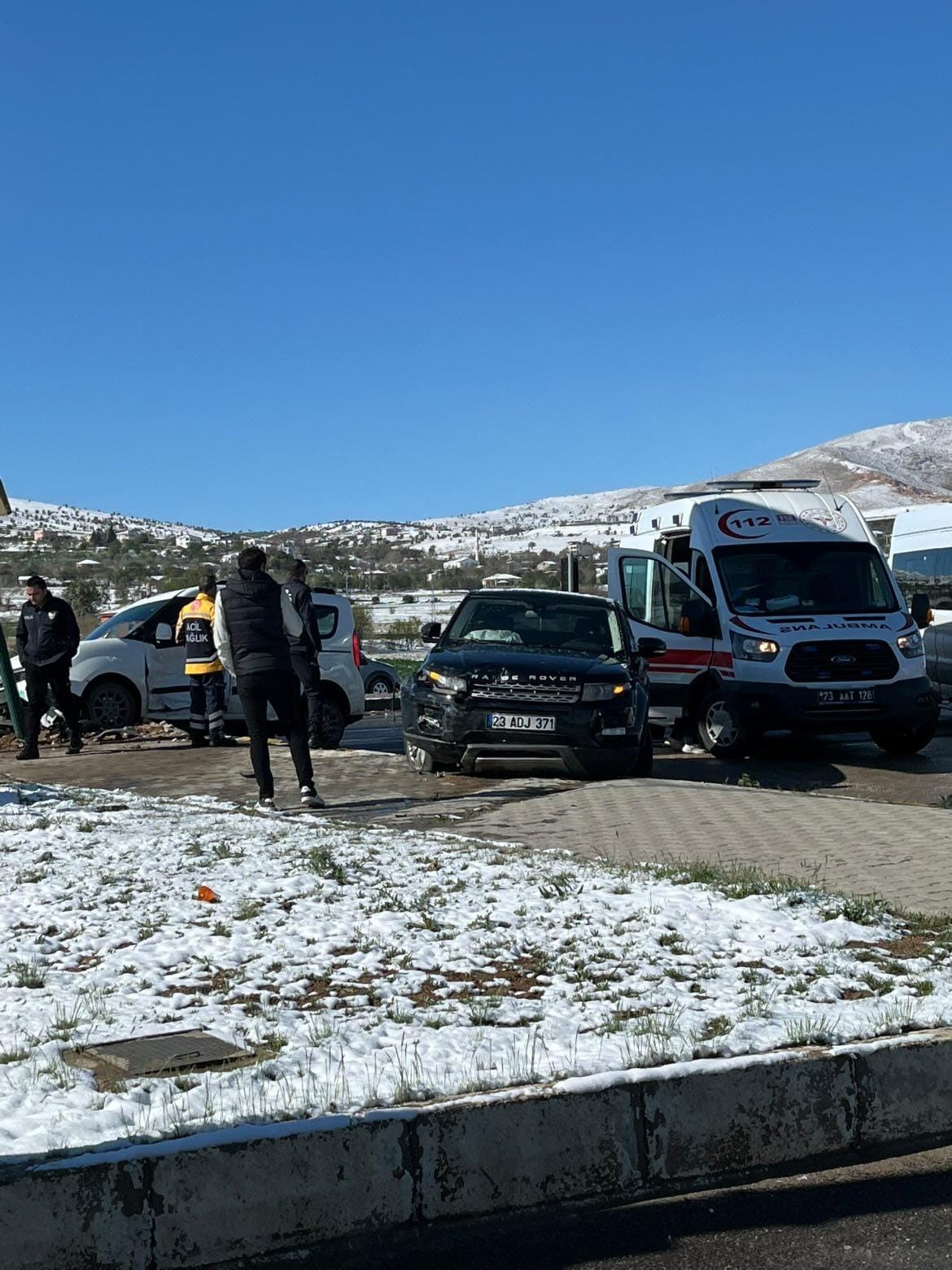 Elazığ’da gece etkili olan kar yağışı sabah kazalara neden oldu: 3 yaralı
