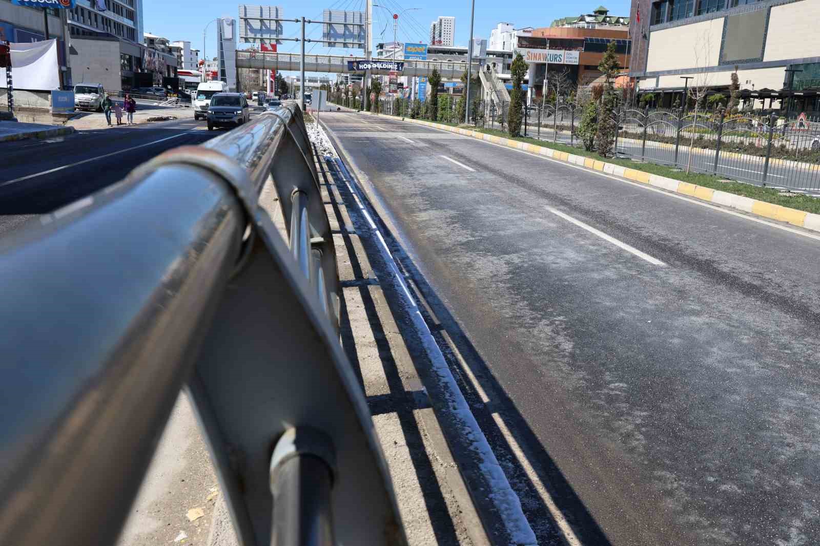 Elazığ’da gece etkili olan kar yağışı sabah kazalara neden oldu: 3 yaralı