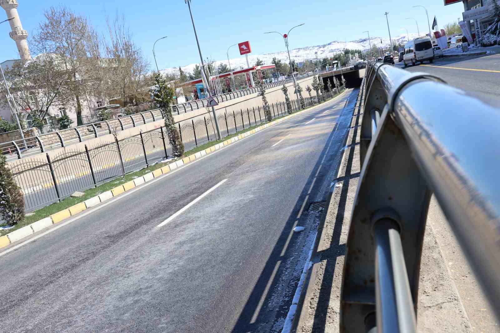 Elazığ’da gece etkili olan kar yağışı sabah kazalara neden oldu: 3 yaralı