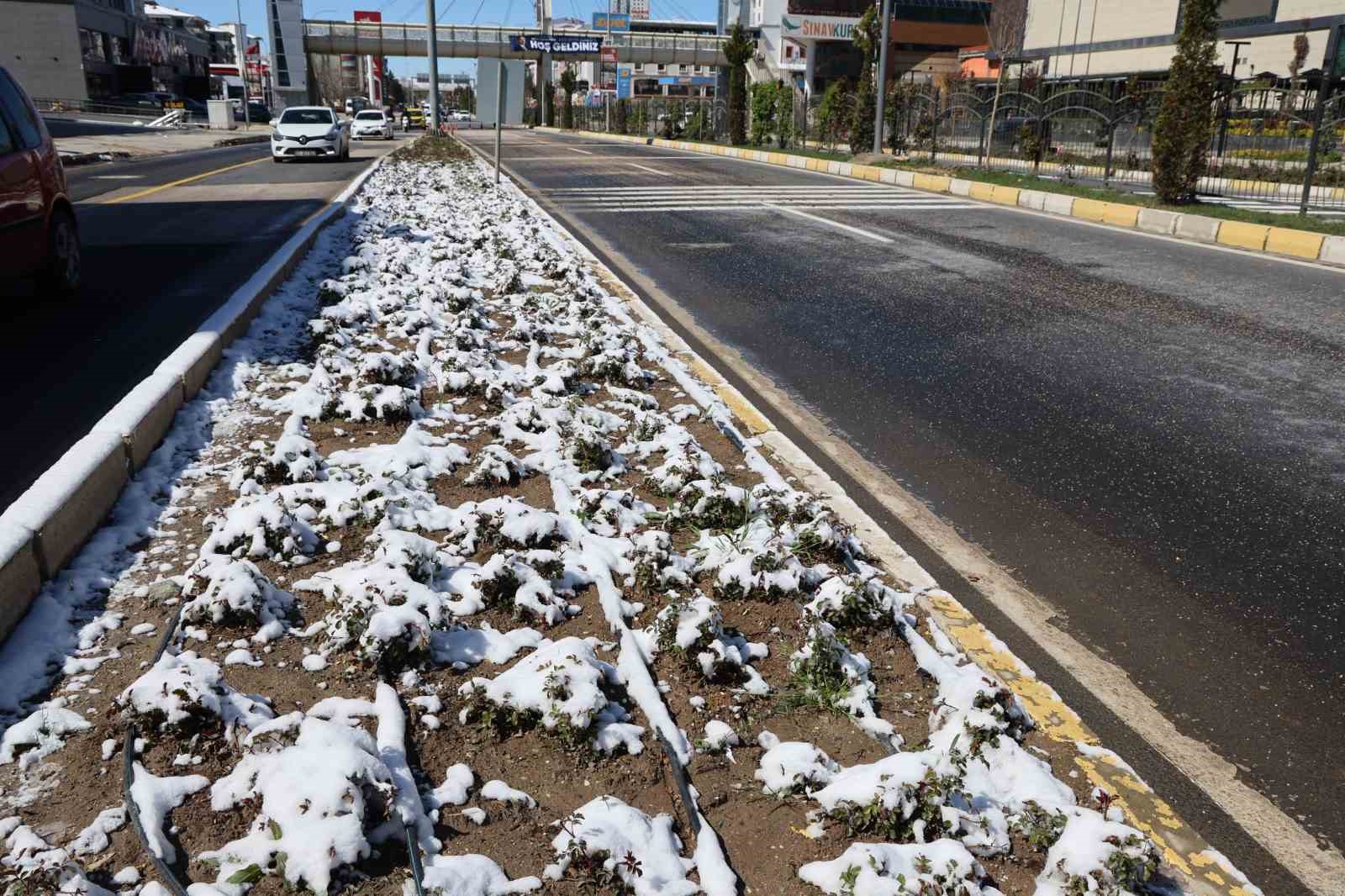 Elazığ’da gece etkili olan kar yağışı sabah kazalara neden oldu: 3 yaralı