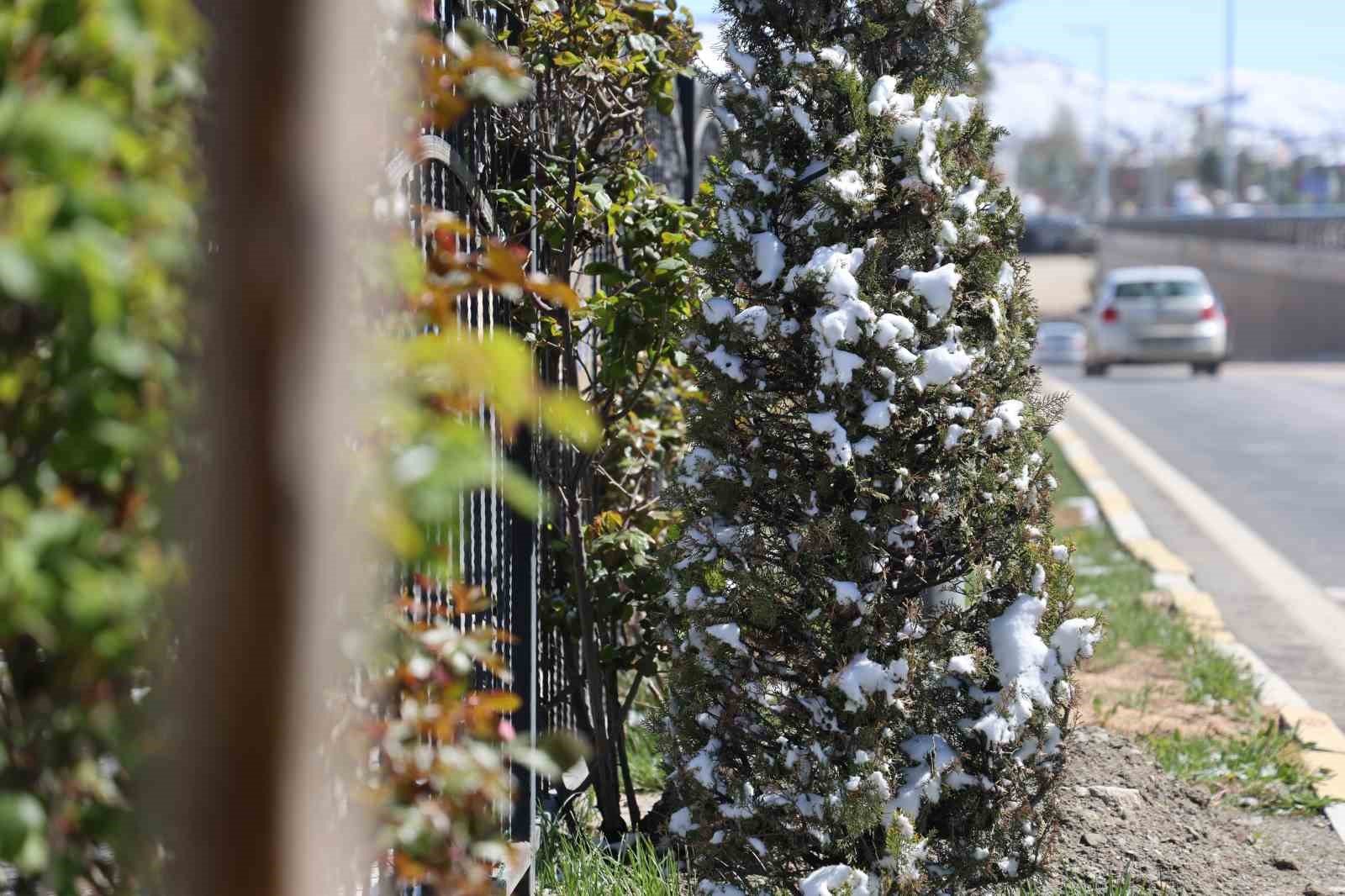 Elazığ’da gece etkili olan kar yağışı sabah kazalara neden oldu: 3 yaralı