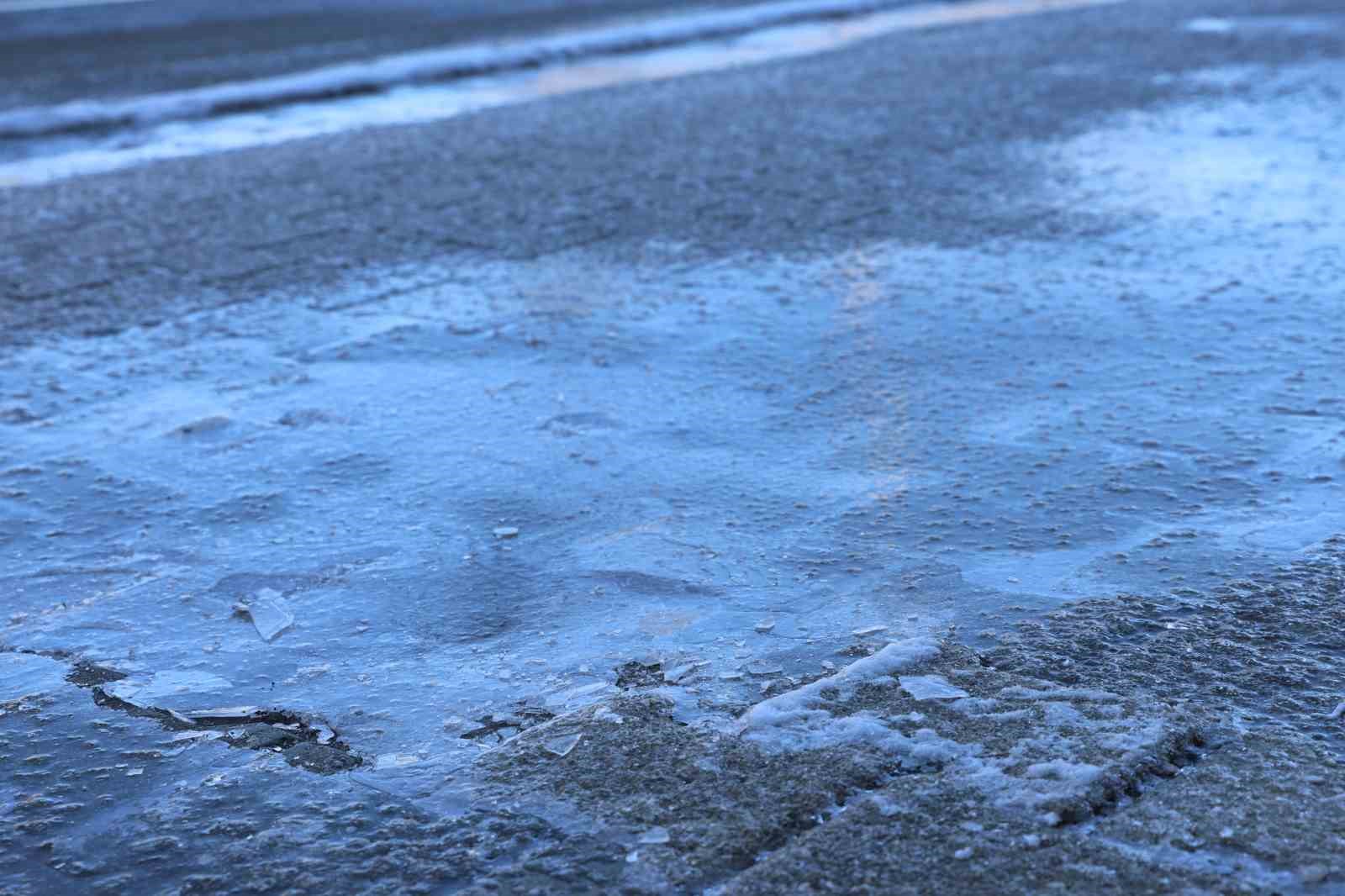 Elazığ’da gece etkili olan kar yağışı sabah kazalara neden oldu: 3 yaralı