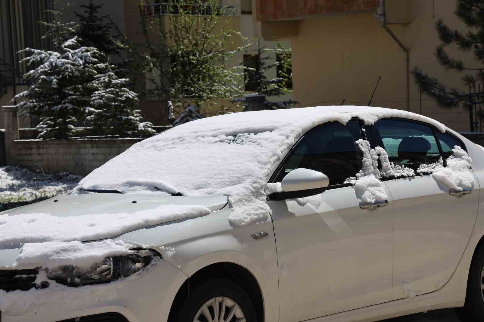 Elazığ’da gece etkili olan kar yağışı sabah kazalara neden oldu: 3 yaralı