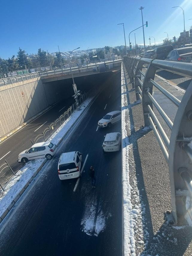 Elazığ’da gece etkili olan kar yağışı sabah kazalara neden oldu: 3 yaralı
