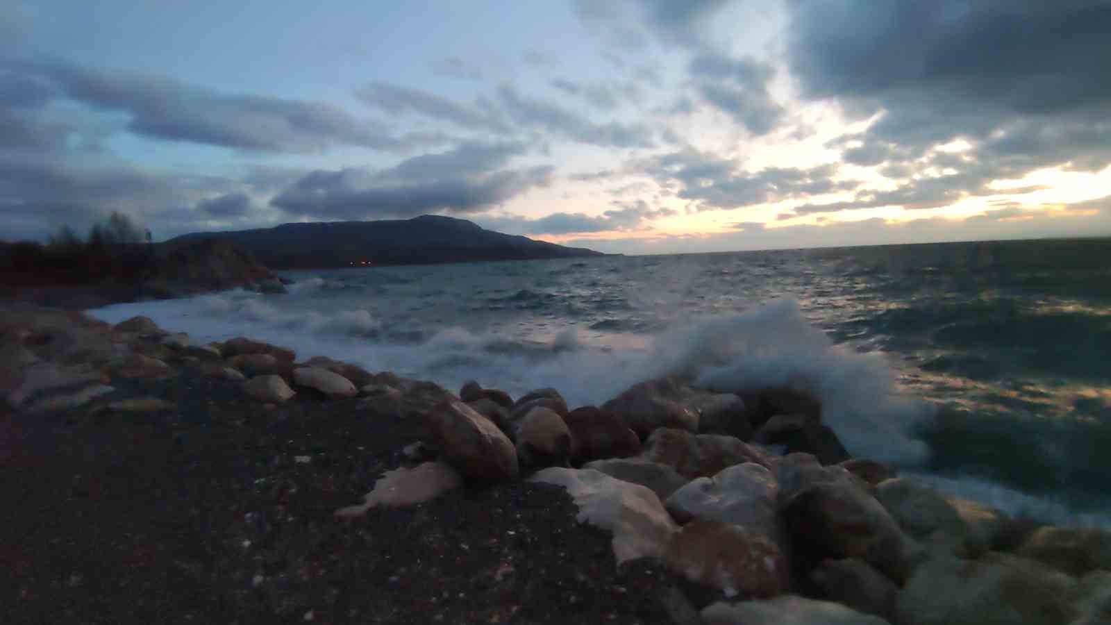 Van Gölü’nde fırtına: Dalgalar kıyı şeridini vurdu