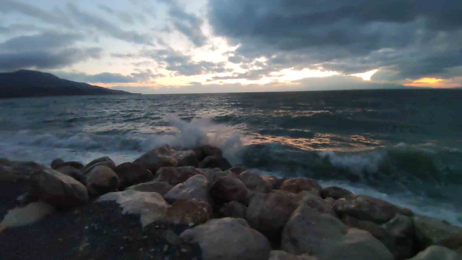 Van Gölü’nde fırtına: Dalgalar kıyı şeridini vurdu