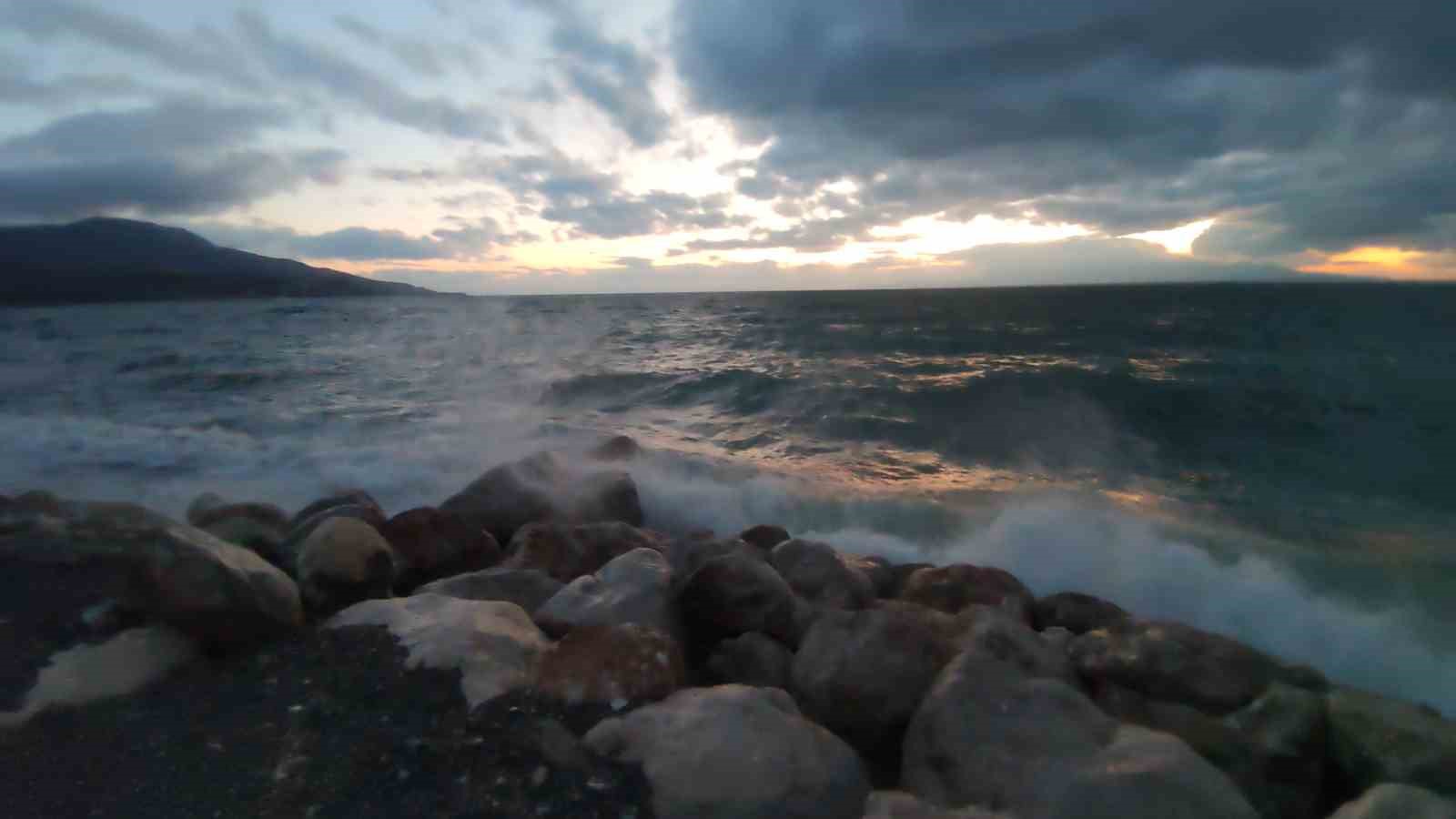 Van Gölü’nde fırtına: Dalgalar kıyı şeridini vurdu