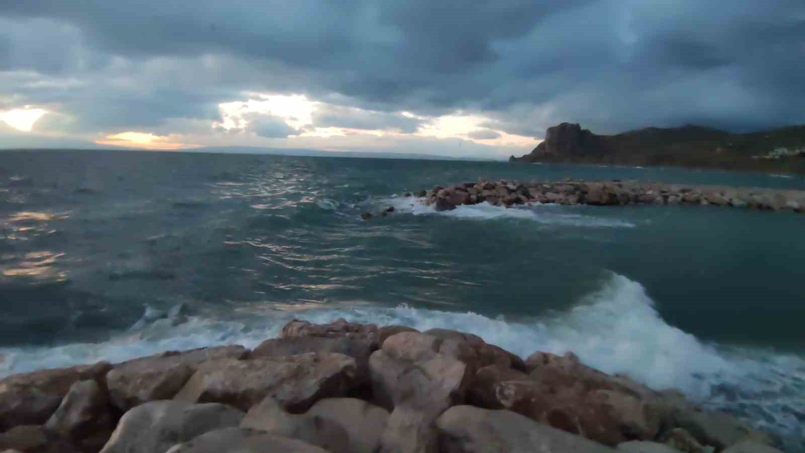 Van Gölü’nde fırtına: Dalgalar kıyı şeridini vurdu