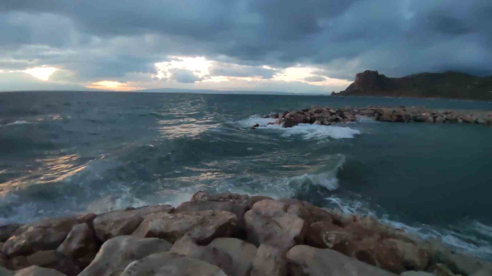 Van Gölü’nde fırtına: Dalgalar kıyı şeridini vurdu