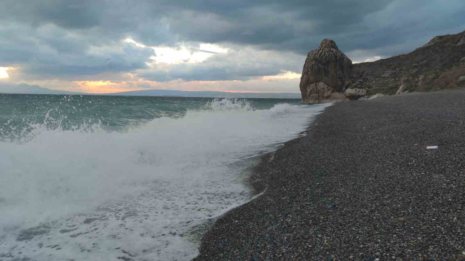 Van Gölü’nde fırtına: Dalgalar kıyı şeridini vurdu