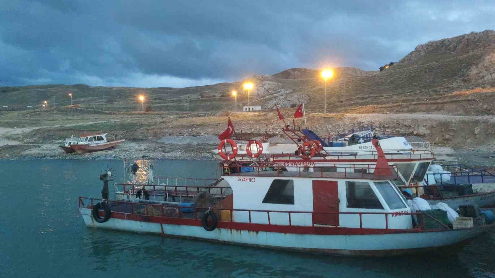 Van Gölü’nde fırtına: Dalgalar kıyı şeridini vurdu