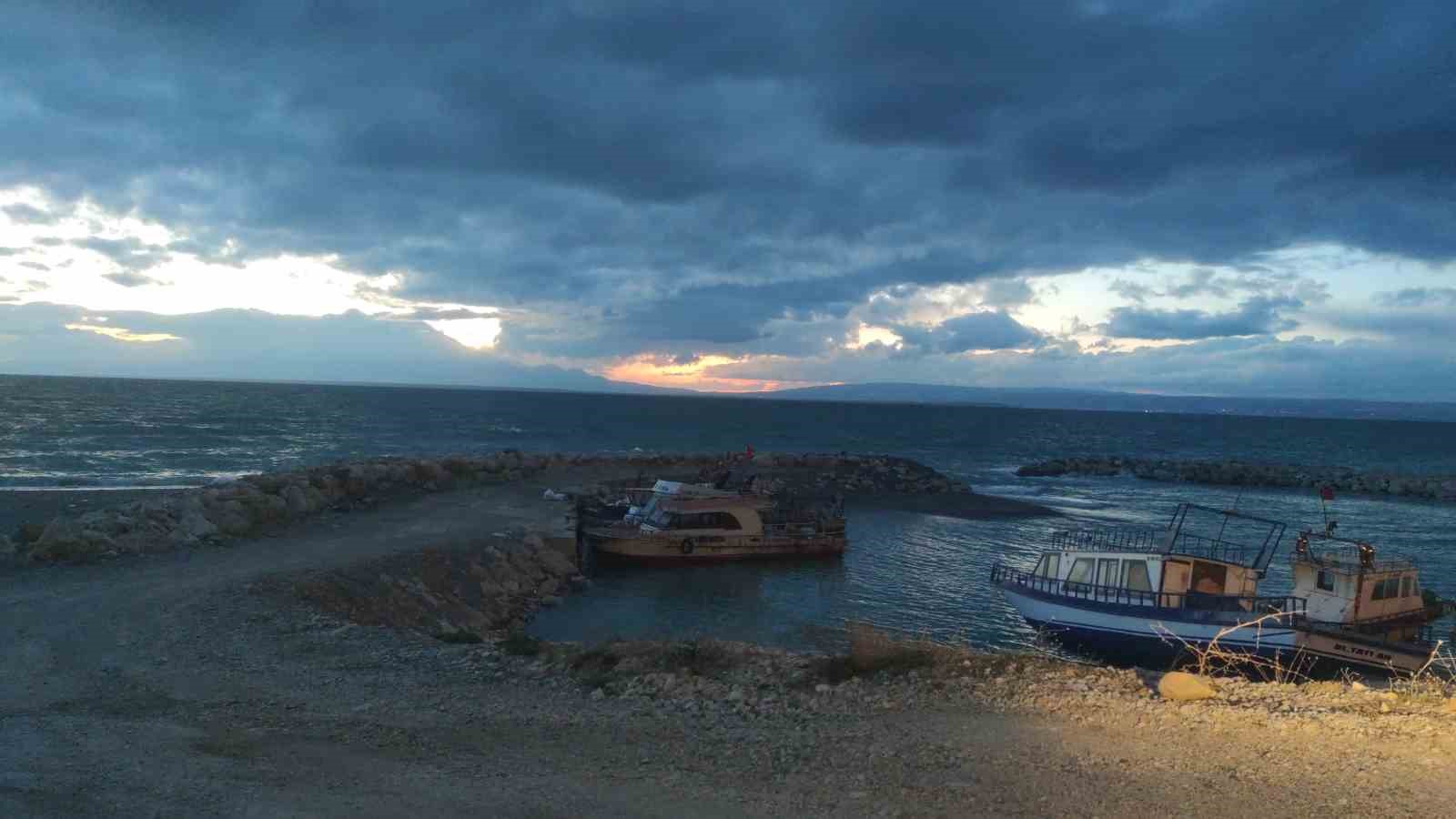 Van Gölü’nde fırtına: Dalgalar kıyı şeridini vurdu