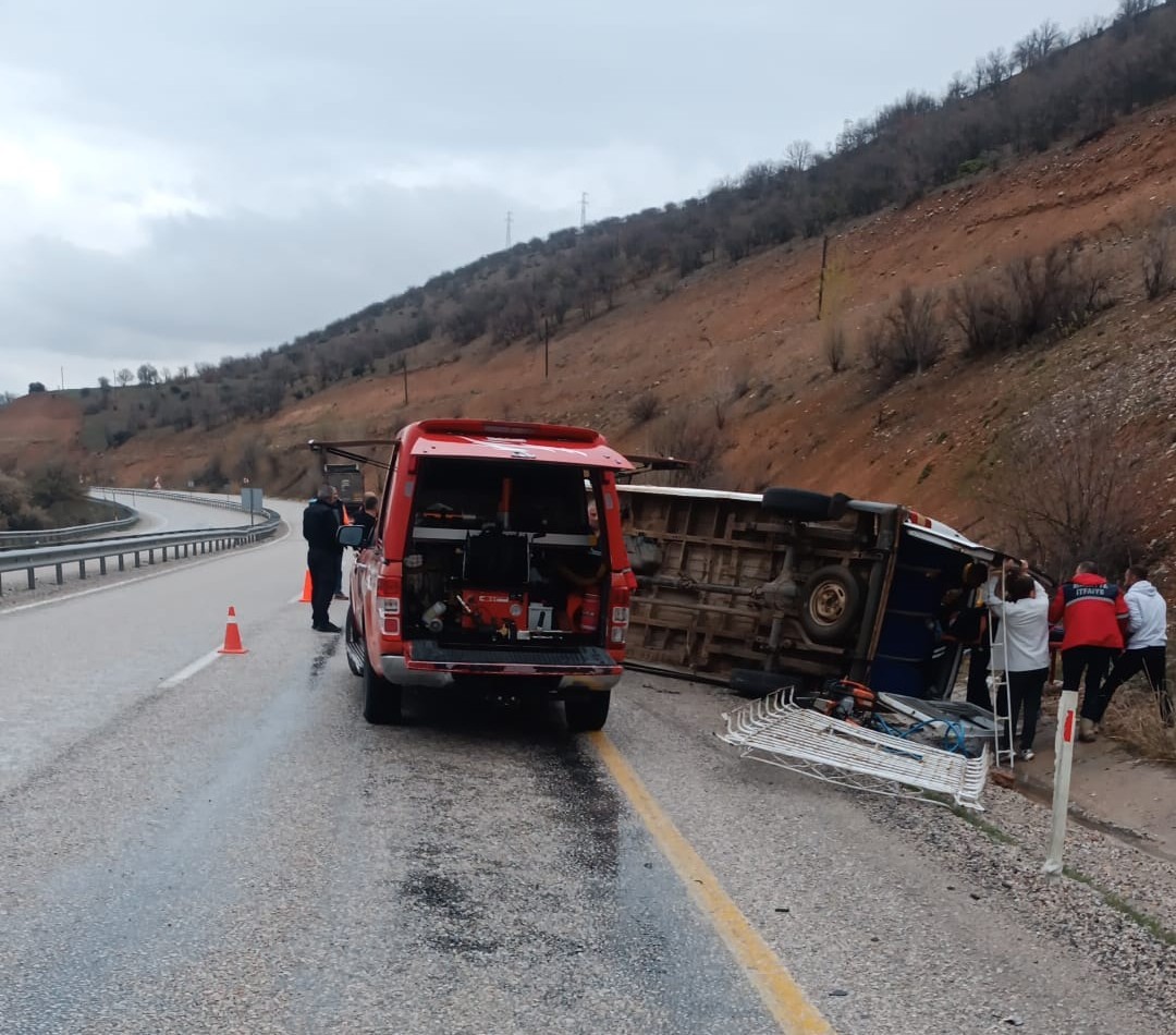Malatya’da kontrolden çıkan minibüs devrildi: 5 yaralı