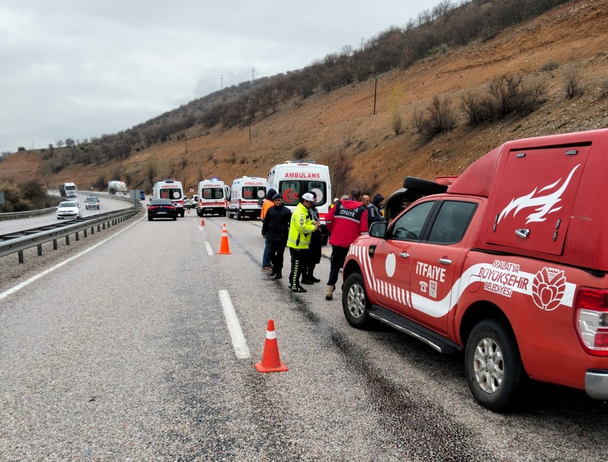 Malatya’da kontrolden çıkan minibüs devrildi: 5 yaralı