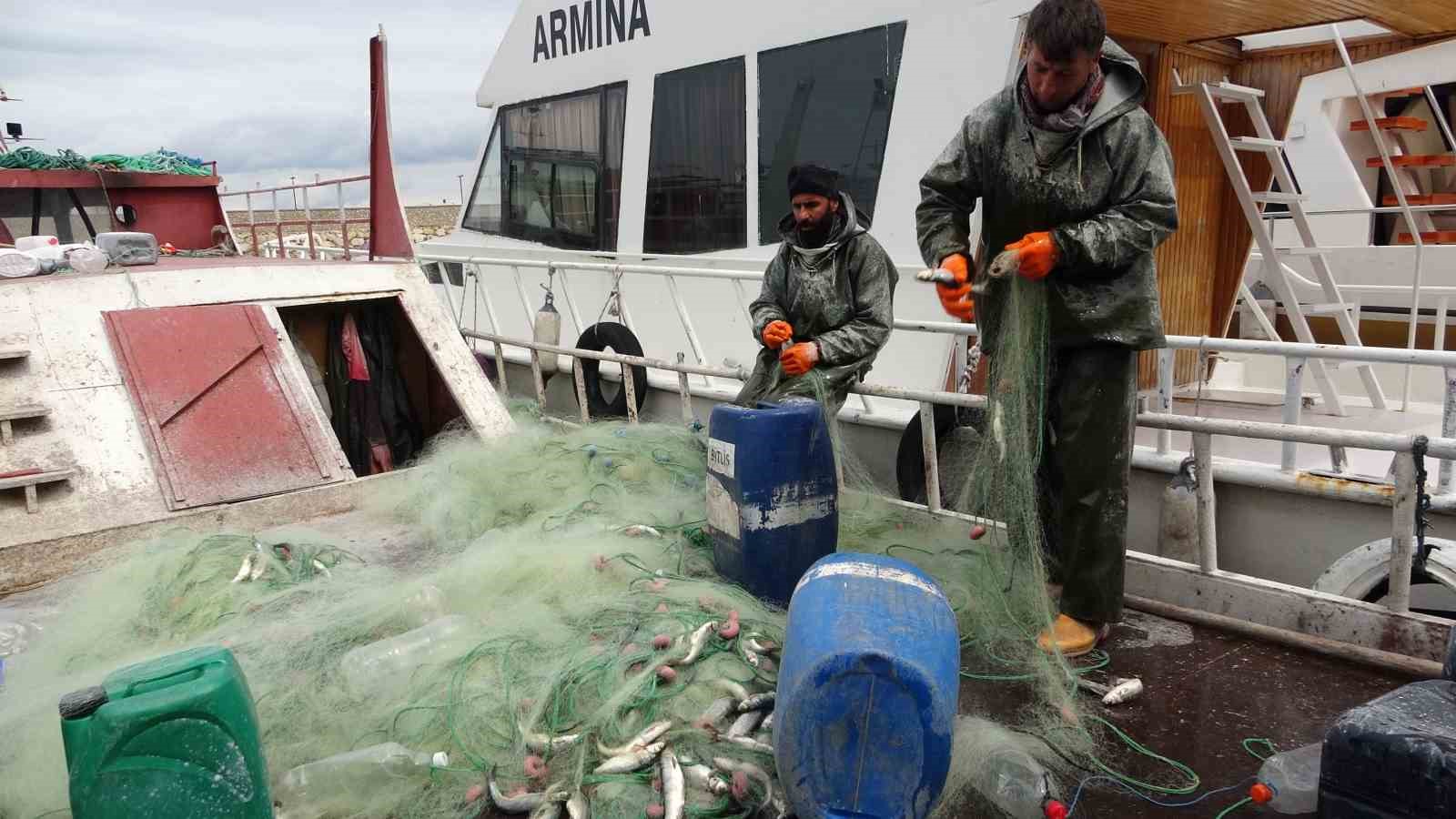 Van Gölü’nde son ağlar çekildi: İnci kefali av yasağı başladı