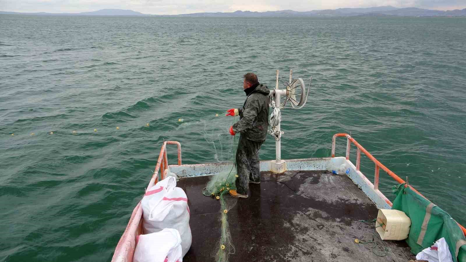 Van Gölü’nde son ağlar çekildi: İnci kefali av yasağı başladı