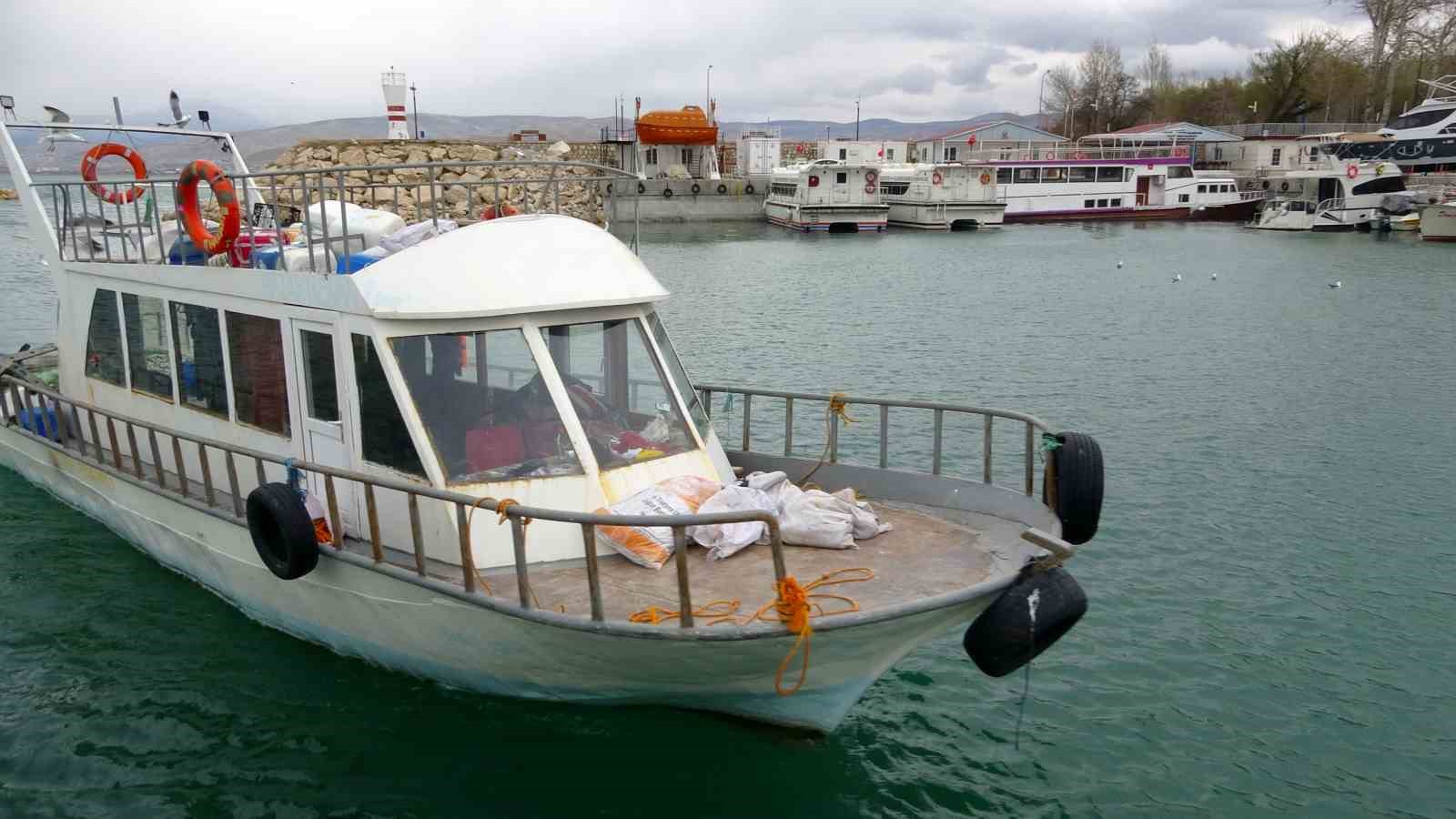 Van Gölü’nde son ağlar çekildi: İnci kefali av yasağı başladı