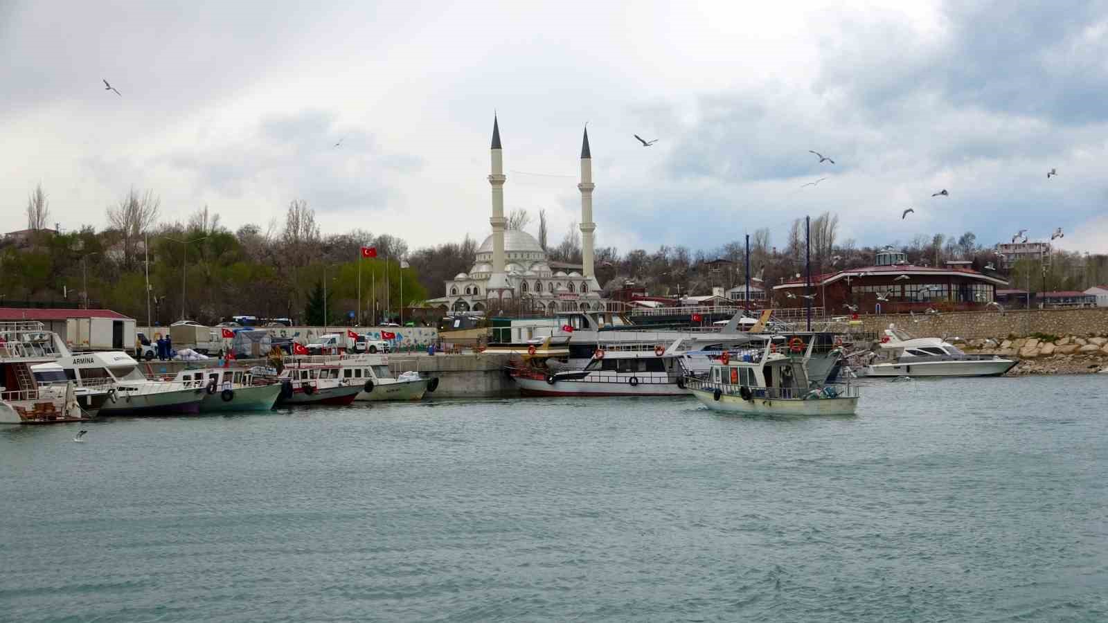 Van Gölü’nde son ağlar çekildi: İnci kefali av yasağı başladı