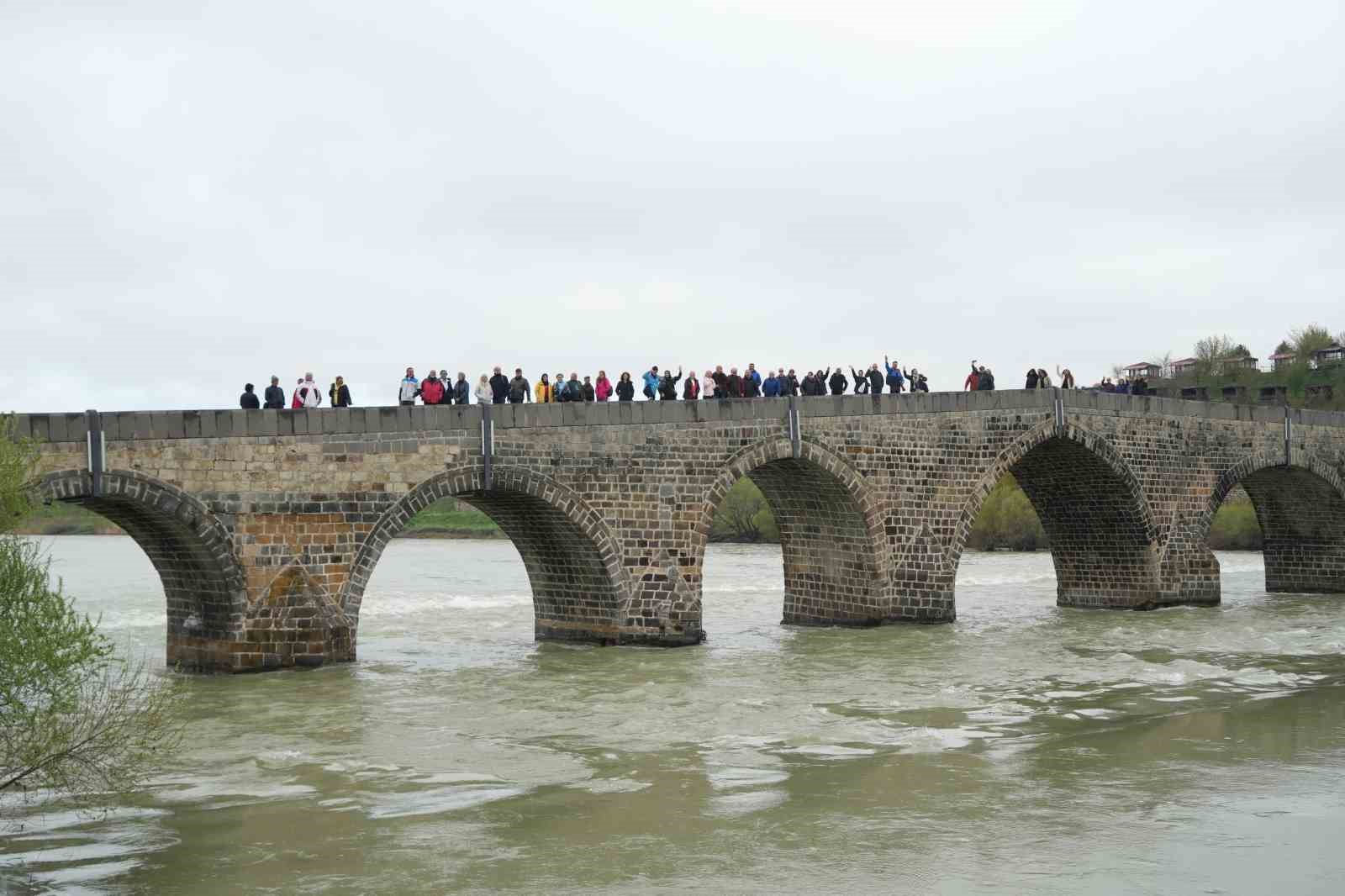 Ters laleleri görmek için 500 kilometre yol geldiler ama dokunamadılar
