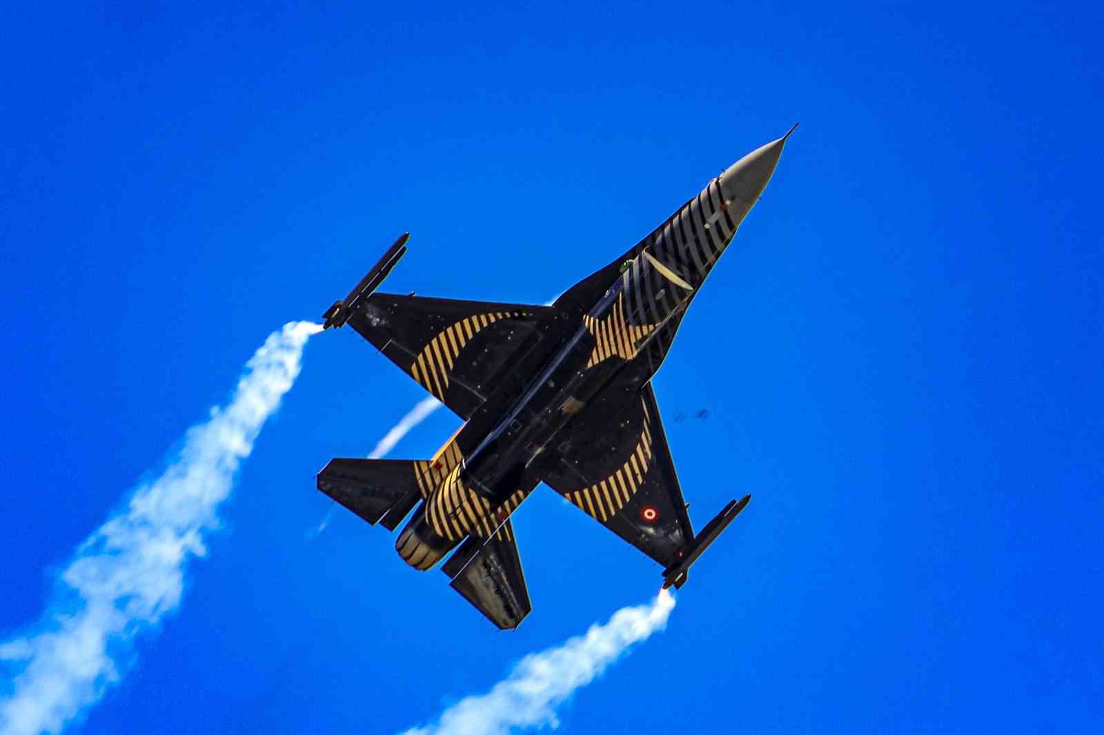 Erzurum’da SOLOTÜRK gösterisi nefes kesti