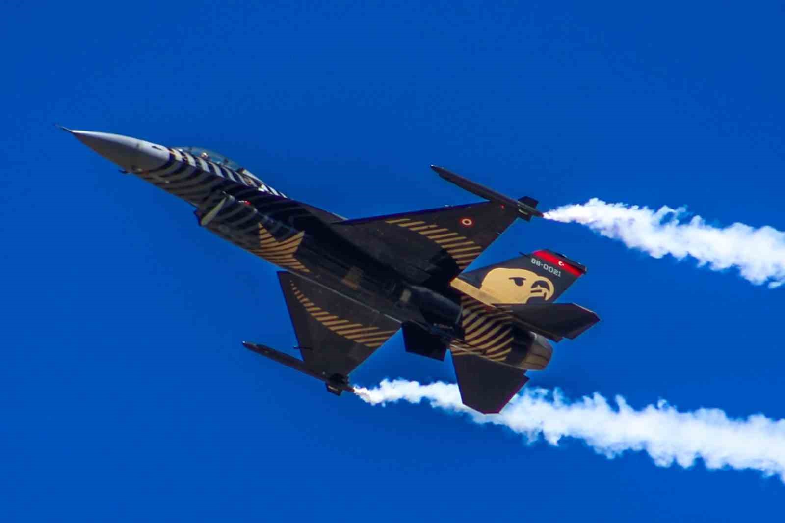 Erzurum’da SOLOTÜRK gösterisi nefes kesti