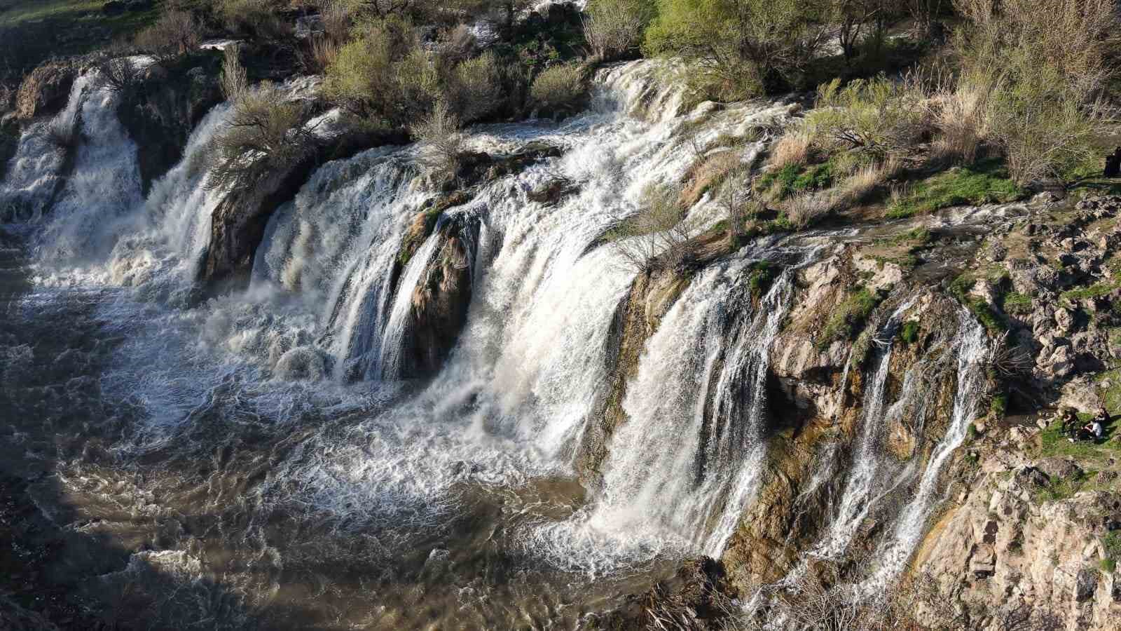 Muradiye Şelalesi coştu