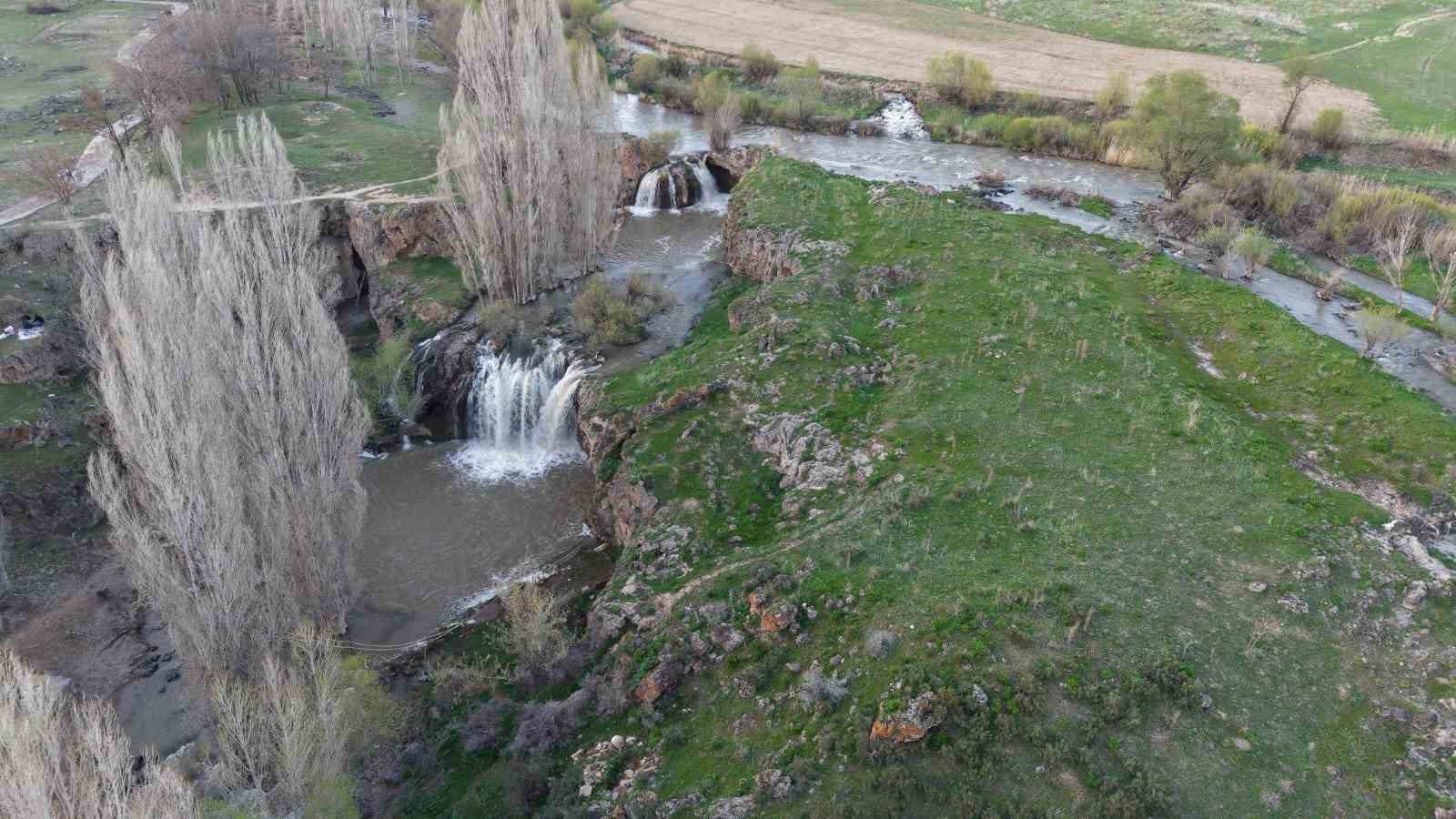 Muradiye Şelalesi coştu