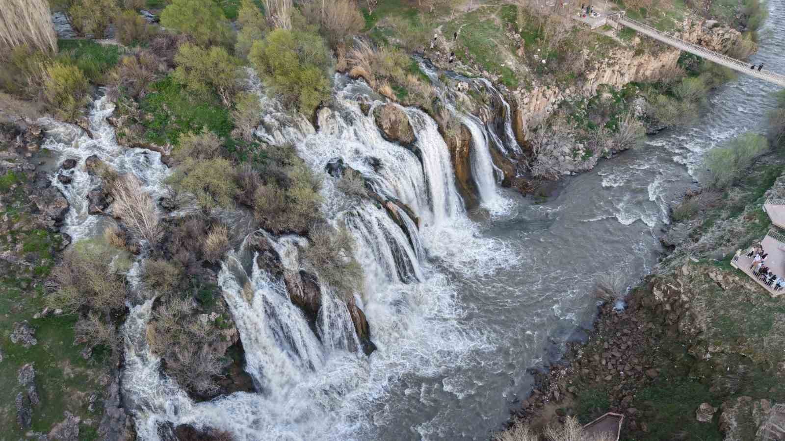Muradiye Şelalesi coştu