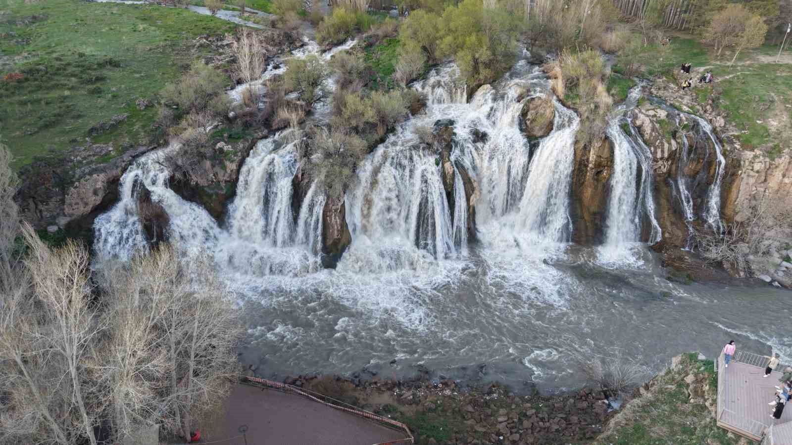 Muradiye Şelalesi coştu