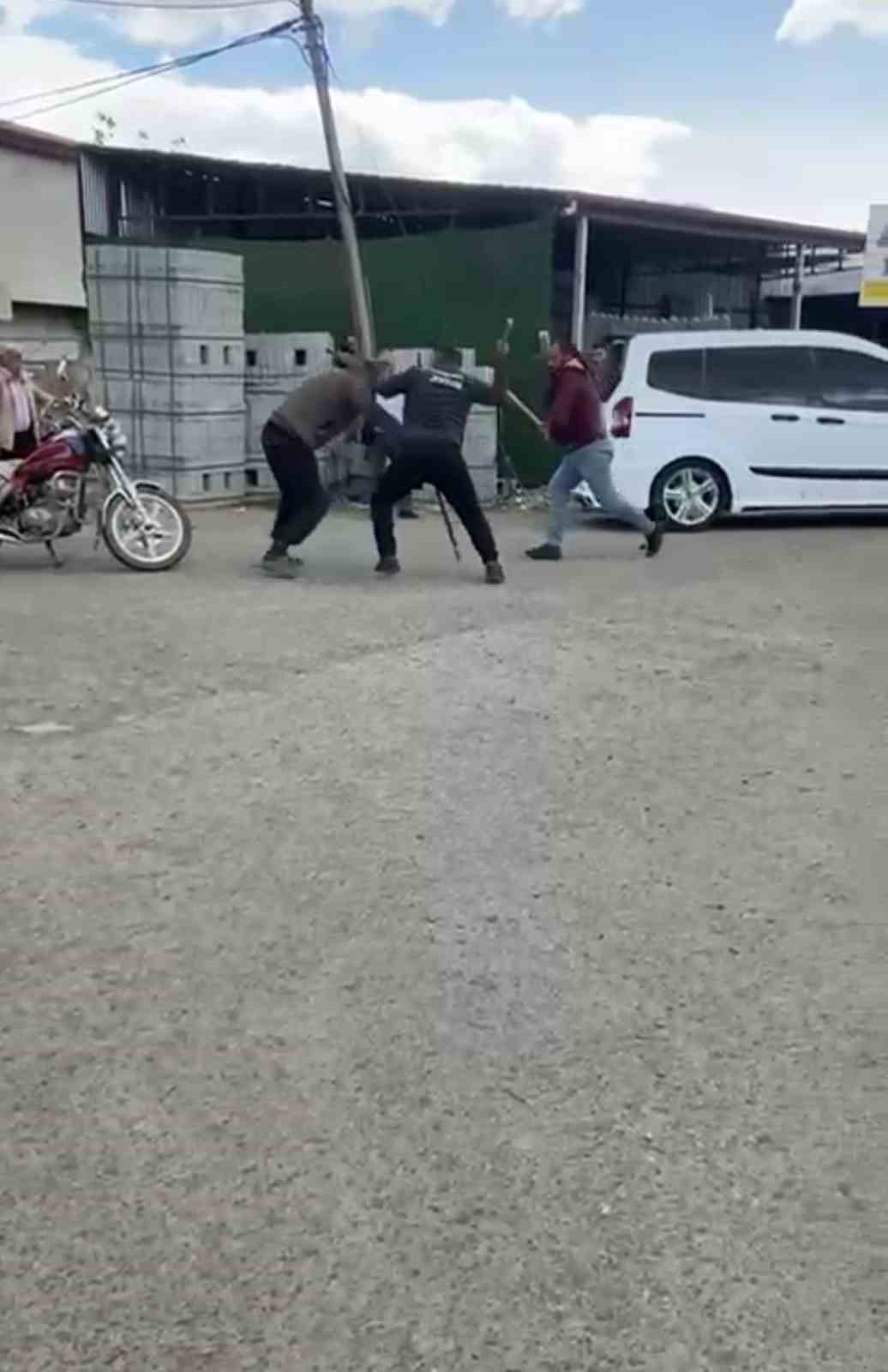 Sopalarla birbirlerine acımasızca vurdular... O anlar kamerada