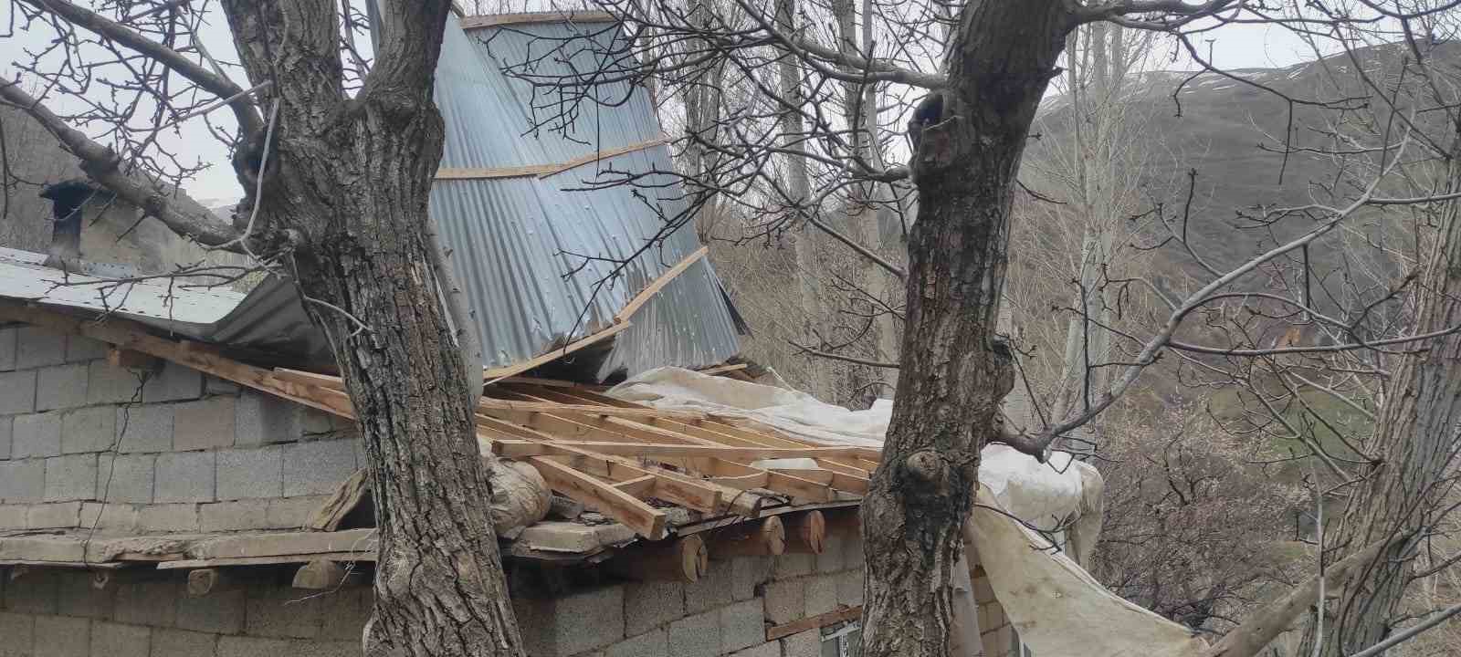 Çatak’ta fırtına hasara neden oldu