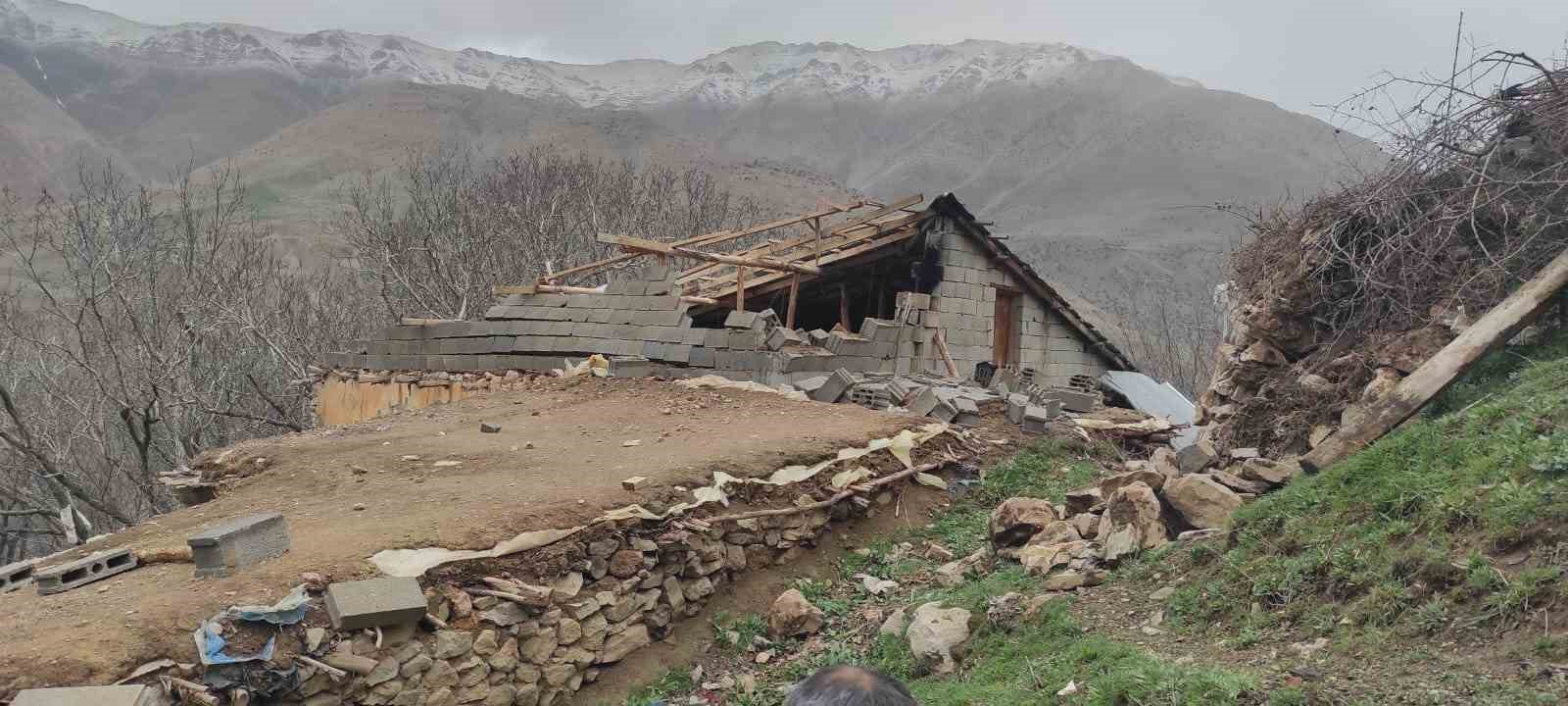 Çatak’ta fırtına hasara neden oldu