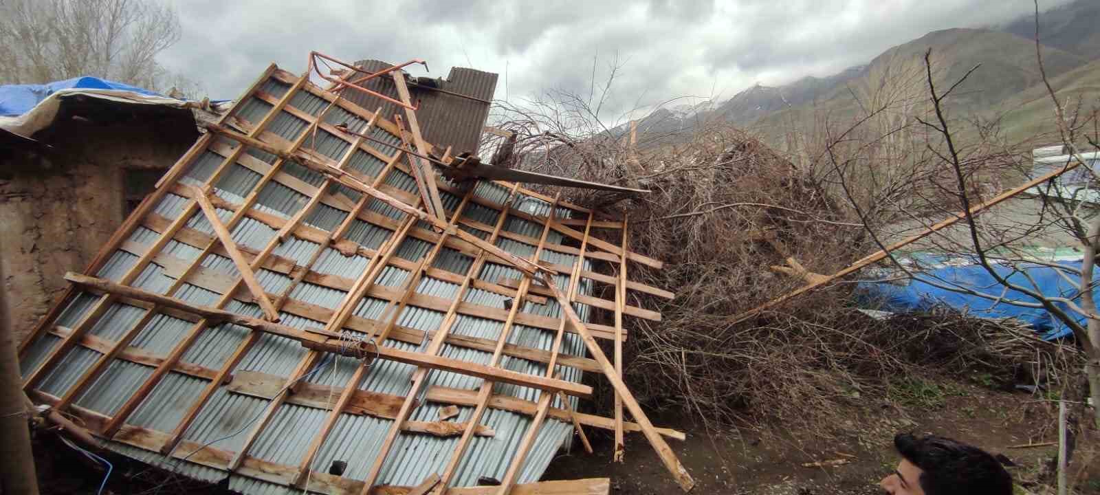 Çatak’ta fırtına hasara neden oldu