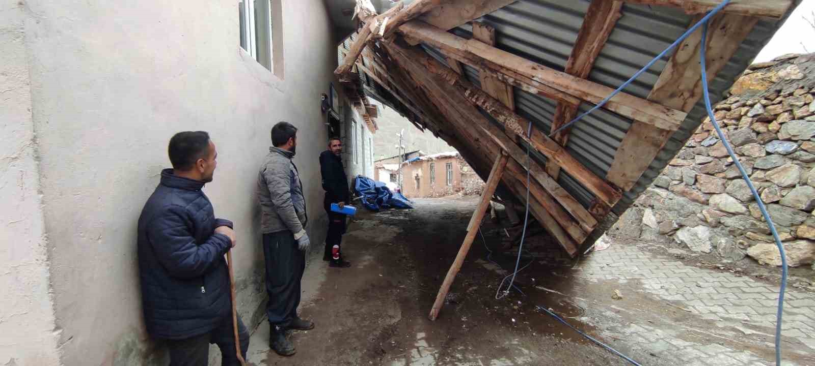 Çatak’ta fırtına hasara neden oldu