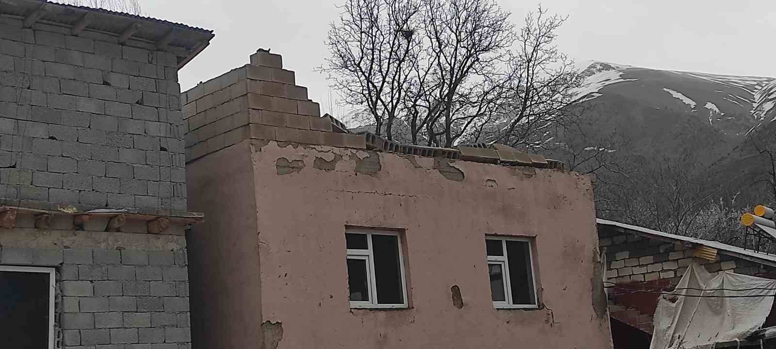 Çatak’ta fırtına hasara neden oldu