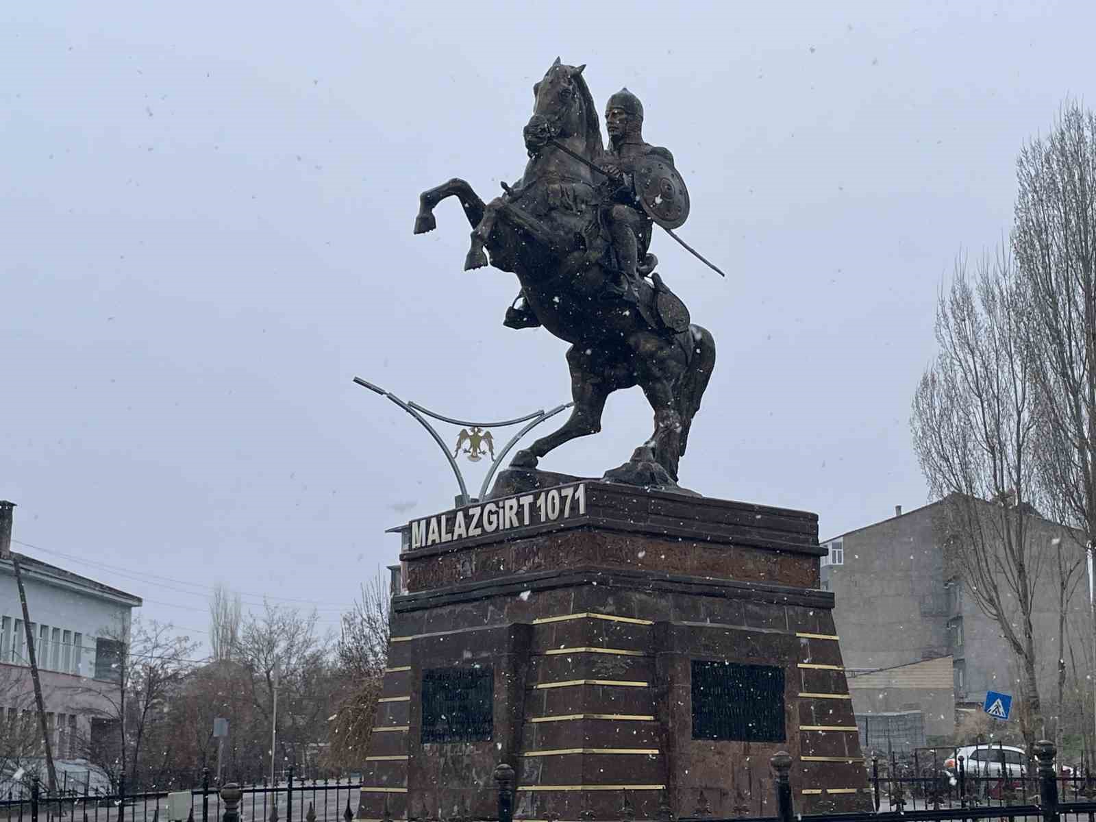 Malazgirt’e nisan ayında yağan kar şaşırttı