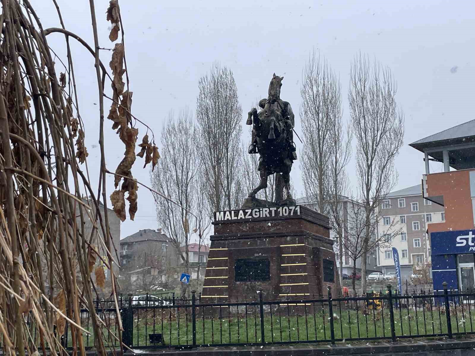 Malazgirt’e nisan ayında yağan kar şaşırttı