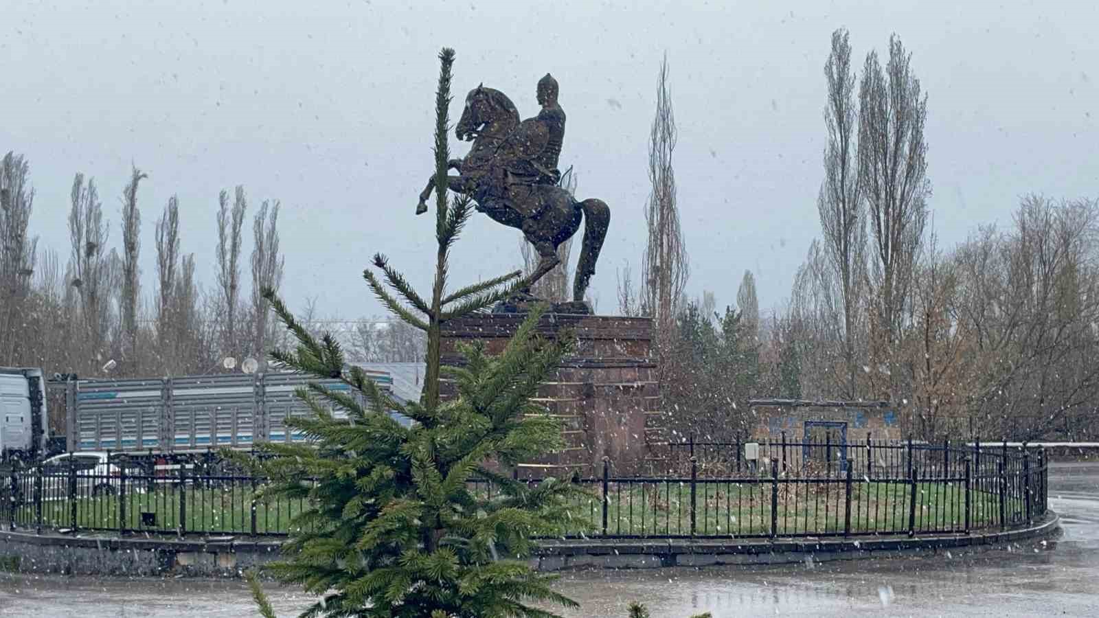 Malazgirt’e nisan ayında yağan kar şaşırttı